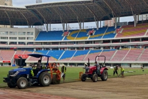 湘媒：湖南省足球聯(lián)賽長沙主場賀龍體育館新草坪即將完成鋪設(shè)