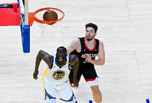 申京說勇士抱怨？霍里：這是年輕球隊的標(biāo)志 他們不懂季后賽判罰