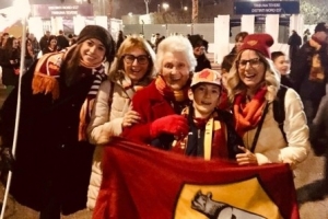 米體：98歲羅馬球迷將現(xiàn)場(chǎng)觀戰(zhàn)紅狼軍團(tuán)意甲揭幕戰(zhàn)，與俱樂部同歲