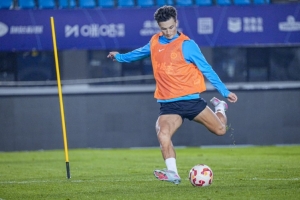 期待明天展現(xiàn)最佳狀態(tài)??  深圳新鵬城完成賽前官訓(xùn)??