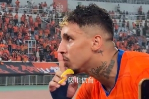 梅開二度助泰山隊(duì)獲勝！克雷桑賽后與球迷互動：WE ARE ONE！