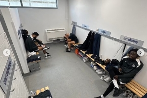 這就是切爾西棄將們的更衣室環(huán)境？迪薩西曬照配文：生活