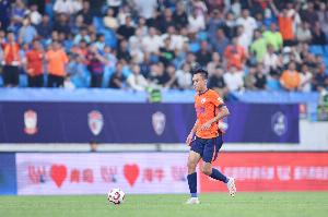 足球報(bào)：從慢鏡回放看，張弛吊射是可以的但腳法運(yùn)用出現(xiàn)問題