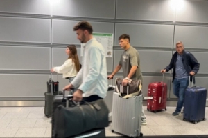 記者：多特新援安塞爾米諾抵達(dá)杜塞爾多夫機(jī)場，體檢將很快進(jìn)行