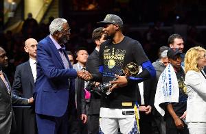 庫(kù)里：KD有兩座當(dāng)之無(wú)愧的FMVP獎(jiǎng)杯 18年時(shí)我差點(diǎn)就分心了