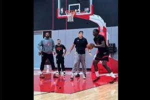 火箭官推曬卡佩拉訓(xùn)練：很高興看到我們的球員回歸！