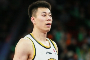 媒體人：上海男籃得到張鎮(zhèn)麟的代價(jià)非常小 球隊(duì)也續(xù)約了閆鵬飛