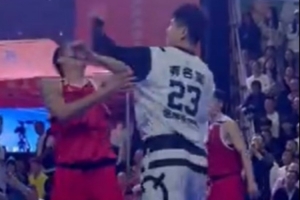 賈誠退役之后打起了野球 在場上與對手起了沖突并帶有揮拳動(dòng)作