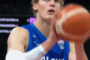 喝大了？球迷干擾馬卡罰球成功后 踉蹌撞向了場邊的女工作人員