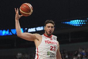 一個(gè)人打一個(gè)隊(duì)！申京首節(jié)9中7狂攬14分 領(lǐng)先葡萄牙全隊(duì)1分