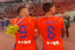 ??蝦仁豬心！克雷桑賽后謝場，身后背著一只烏龜玩偶