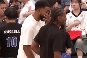 他鄉(xiāng)遇故知！唐斯到訪小卡中國行活動 兩人比試三分交談甚歡