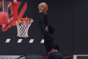 跳得更高了？火箭媒體曬阿門-湯普森訓(xùn)練中雙手暴扣的視頻