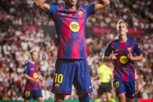 新王加冕，亞馬爾社媒曬本輪“戴王冠”慶祝進球動作照片