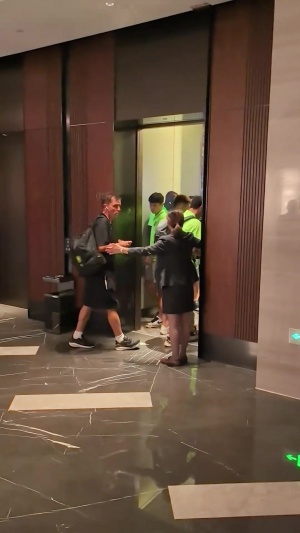 袁野：王剛沖突后很快與當(dāng)事球迷重新見面，雙方已經(jīng)相互道歉和解