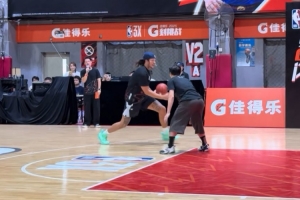 一通操作??阿隆-戈登戲耍街球手魯大詩(shī)