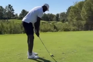 如此熱愛！詹姆斯曬與友人冒著38.9度高溫練習打高爾夫