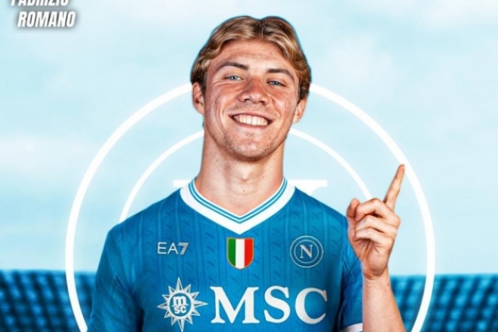 重返意甲！官方：那不勒斯簽曼聯(lián)前鋒霍伊倫 租借+買斷總價(jià)5000萬(wàn)