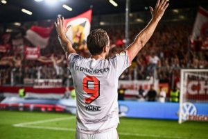 凱恩曬照回顧8月：吃吃喝喝打高爾夫，順便來個帽子戲法