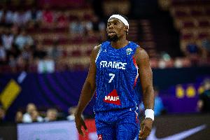 挑大梁！亞布塞萊打滿首節(jié)5中4獨(dú)得12分 三分3中2