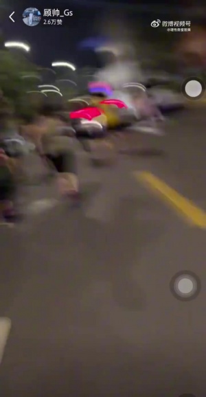 上海街頭大量詹蜜瘋狂追車 不顧安保試圖阻攔車輛去路 交通險癱瘓