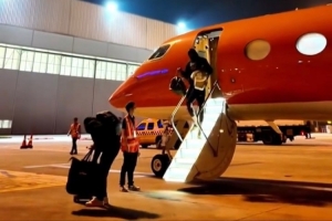 時(shí)隔六年！球迷曬在上海虹橋機(jī)場(chǎng)拍到詹姆斯今日凌晨走下飛機(jī)畫(huà)面