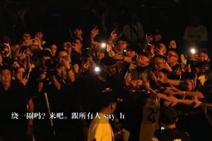 寵粉時刻！詹姆斯在上海站現場主動繞場一周 與球迷擊掌互動