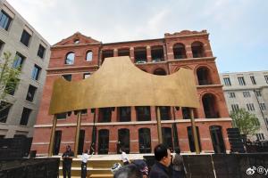 詹姆斯外灘活動現場已架設巨型“皇冠”logo和無數鎂光燈