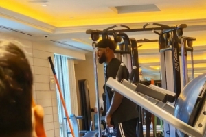 網(wǎng)友曬在酒店遇到詹姆斯：他早上6點(diǎn)就到健身房鍛煉 和他打了招呼