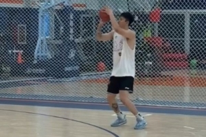 媒體人：張鎮(zhèn)麟的身體狀態(tài)還處于恢復(fù)階段 他進(jìn)行了投籃加練