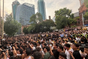 網友曬照：公司樓下好多人 感謝詹姆斯MVP 領導讓我們早點下班