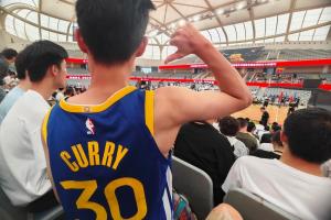 詹姆斯中國行交大活動(dòng)現(xiàn)場(chǎng)有球迷身著庫里球衣前往支持