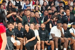 組隊接一波？崔永熙&趙睿&李夢&張博源現(xiàn)身詹姆斯成都行