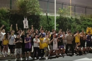 今晚不睡了！詹姆斯飛抵成都 大量球迷在機場外和酒店外堅定守候