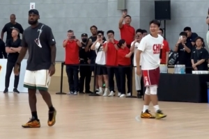 中美隊(duì)長(zhǎng)同框！趙睿出席詹姆斯中國(guó)行活動(dòng) 開(kāi)心與現(xiàn)場(chǎng)球迷打招呼