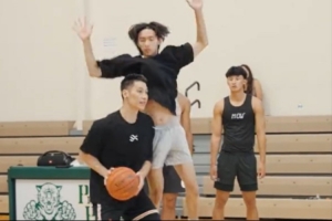 干貨！林書(shū)豪傳授制造投籃犯規(guī)的時(shí)機(jī)：防守球員快落地時(shí)再跳