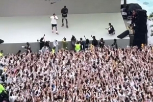 不懼風雨！詹姆斯在成都外場扔開雨傘 冒雨與眾多球迷互動合影