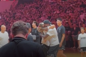 玩嗨了！詹姆斯與李夢相擁 轉(zhuǎn)身一圈后超遠三分彈框而出