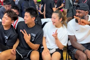 球星也有粉絲的一面！趙睿&崔永熙&李夢與老詹自拍合影 隨后大笑