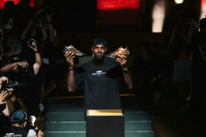 詹姆斯第23代戰(zhàn)靴23款配色故事：致敬4冠 死亡之瞳 面具詹 屠龍詹