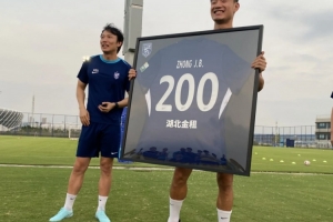 鐘晉寶領(lǐng)取生涯200場紀念球衣：不知不覺200場，感恩所有