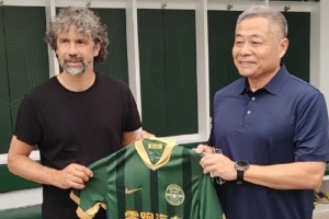 托馬西造訪浙江足球俱樂部，或者浙江隊球衣