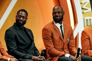 三巨頭！熱火官推曬韋德 詹姆斯 波什一同入選名人堂現(xiàn)場照