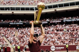 載譽(yù)而歸！卡魯索帶著總冠軍獎杯回到了母校得克薩斯農(nóng)工大學(xué)