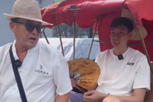 到后海游玩！周琦坐三輪車&學(xué)習(xí)歇后語：蓋了帽兒了 嘿