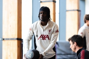 復(fù)出在即！利物浦社媒曬弗林篷恢復(fù)訓(xùn)練照，此前球員診斷腿筋受傷