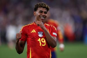 尼哈特：18歲亞馬爾是令人難以置信的球員，他在比賽中會(huì)努力協(xié)防