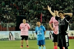 整活還得是你！郭艾倫足球場手腳并用 點(diǎn)球扔進(jìn)韓德君把守的大門