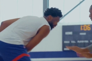 76人官推曬恩比德和喬治訓(xùn)練片段：開工之前的訓(xùn)練