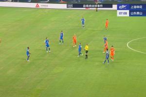 泰山球員投訴馬納法禁區(qū)內(nèi)手球，VAR介入后裁判示意沒有犯規(guī)